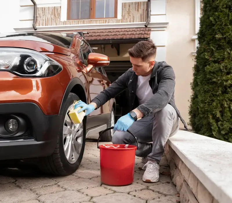 Lavage auto à domicile Douville : professionnel intervenant sur un véhicule